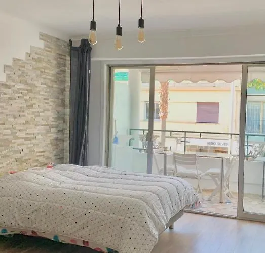 Les Pins: 30 Metres De La *