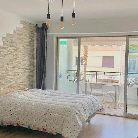 Les Pins: 30 Metres De La *