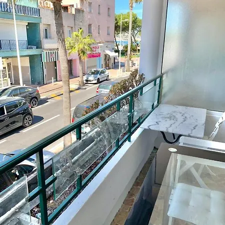 Apartment Les Pins: 30 Metres De La Juan-les-Pins